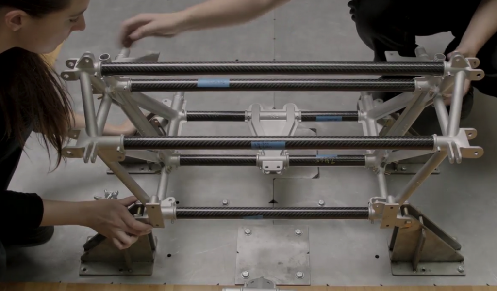 Montaż drukowanych w 3D elementów do budowy podwozia