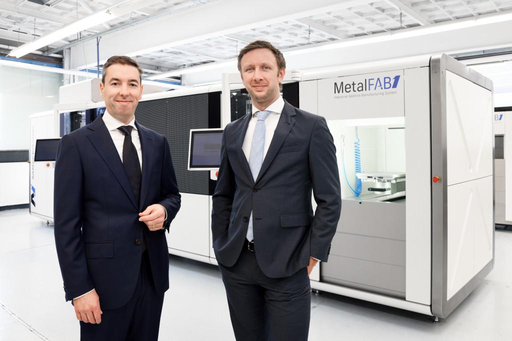 MetalFAB1, 3D metaalprinting device van Additive Industries met Daan Kersten (l) & Jonas Wintermans