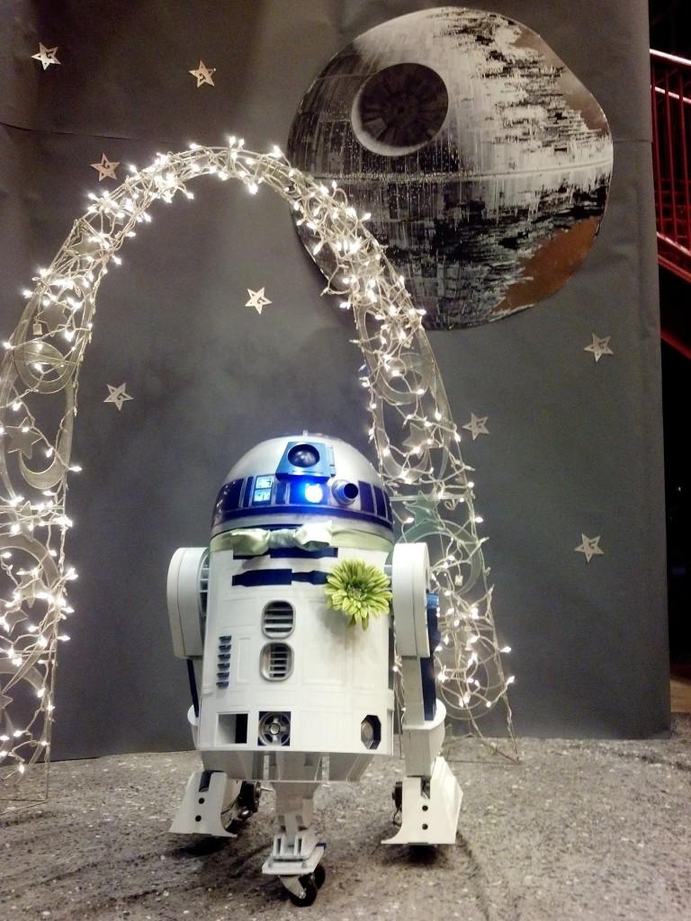 R2-JE at Prom