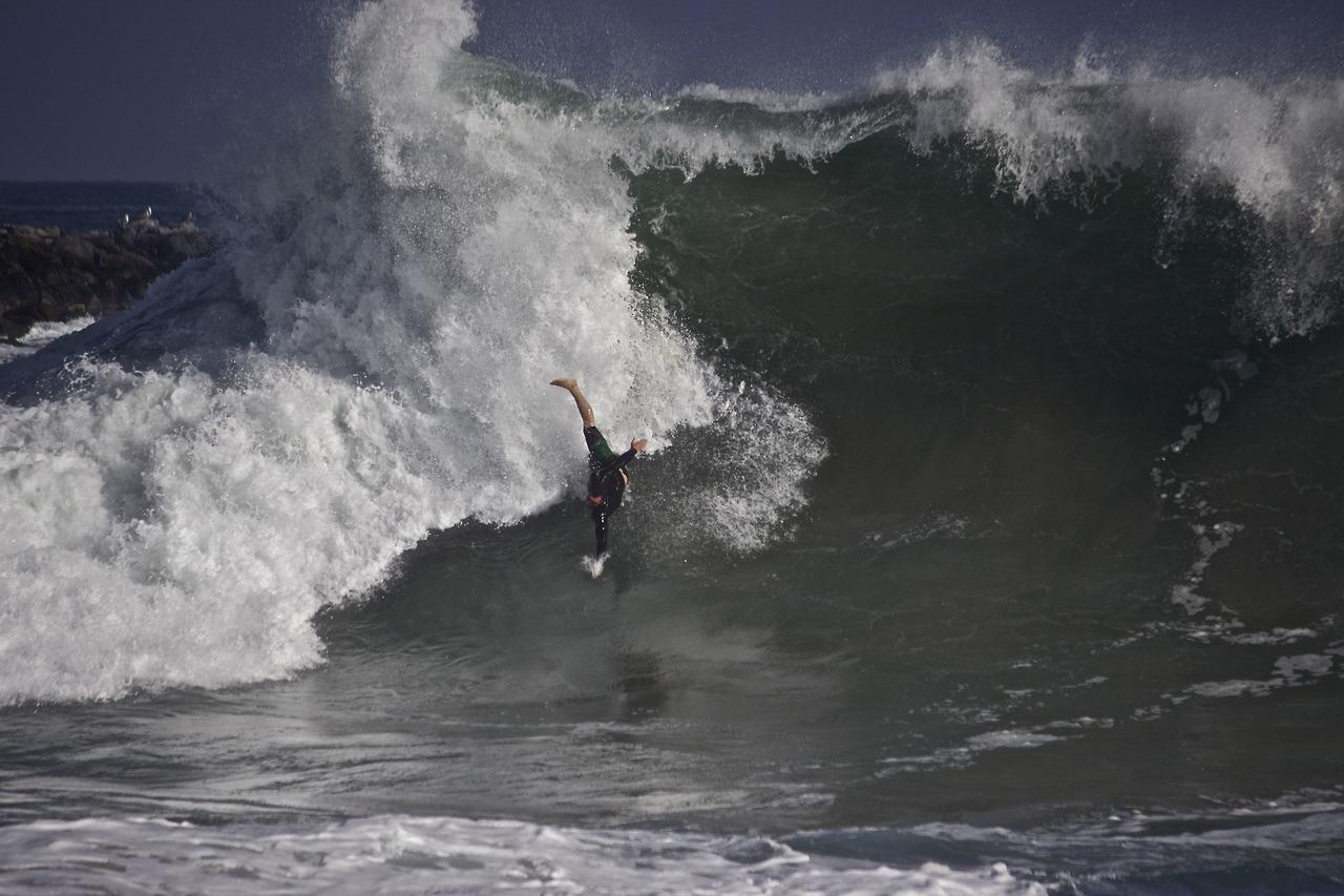Srufer free falling from board, photo courtesy of Matt Lightner, https://mattlightnerphotography.tumblr.com