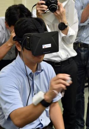 Miraisens CEO Natsuo Koda demonstrates "3D-Haptics technology."