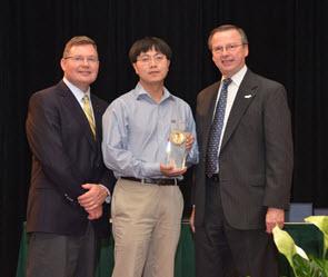 Yu Long, center, accepting an award in 2013. Photo courtesy Clara M. Pfefferkorn and the University of Wisconsin-Madison