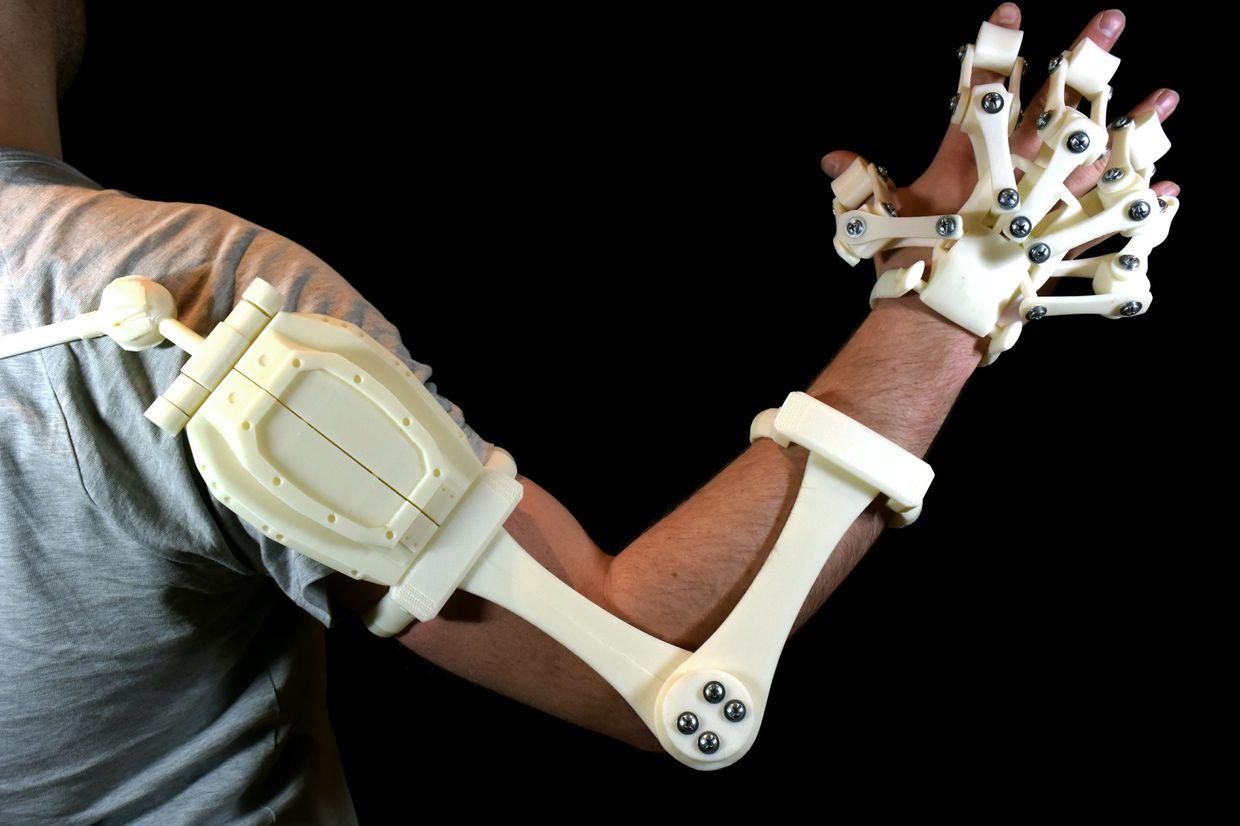 Alex Czech’s 3D Printable Exoskeleton Hands are Now Extended to Full