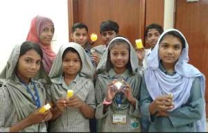 12499869-global-partners-in-pakistan-hold-their-final-3d-printed-solar-powered-lights