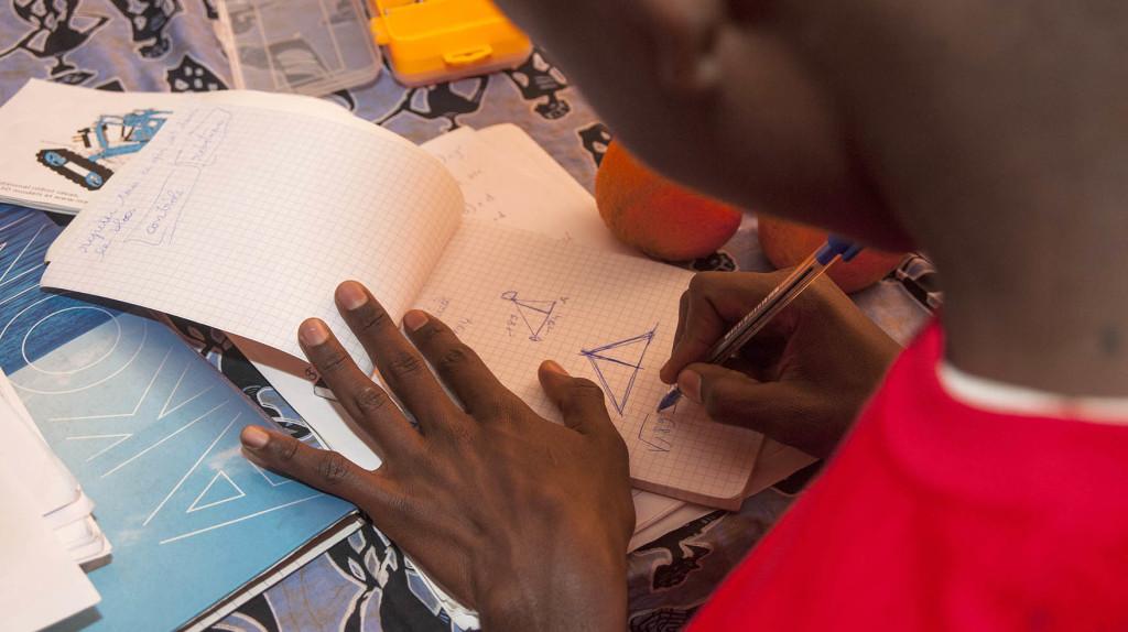 Atelier d'initiation a la robotique pour des lyceens dakarois, anime par Sidy Ndao, professeur a l'universite du Nebraska Lincoln, organise dans les locaux de l'UCAD. Dakar, Senegal, 20 mars 2015