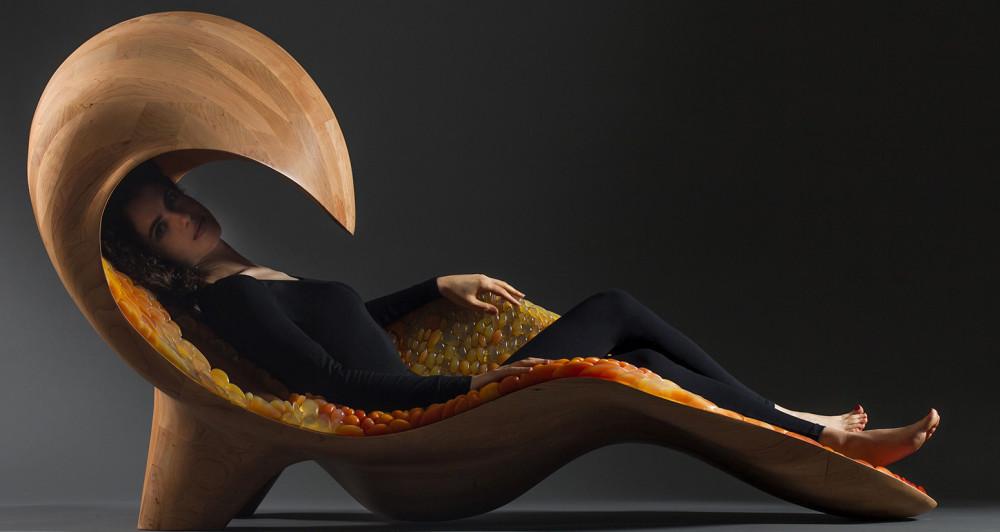 Gemini Chair: A stunning chaise longue that she designed by MIT professor Neri Oxman combines 3D printing composite materials and 3D CNC milling.
