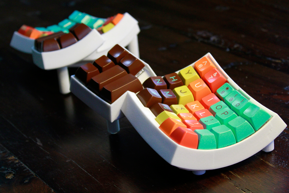 Matt Adareth's 3D Printed Dactyl Keyboard is Colorful, Ergonomic, and