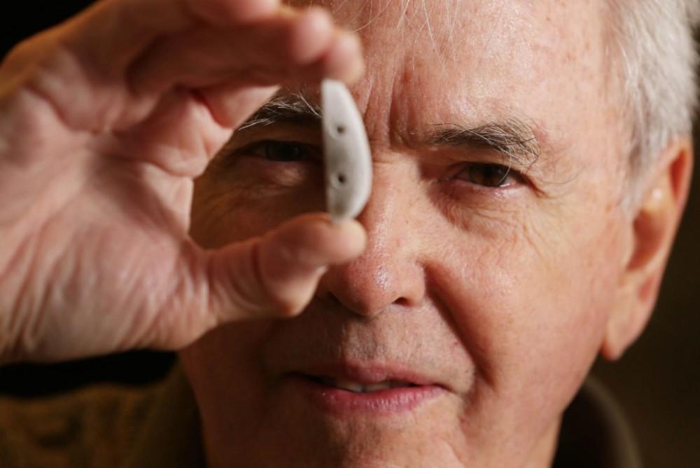 University of Toronto's Bob Pilliar and a 3D printed bone implant. (image: Toronto Star)
