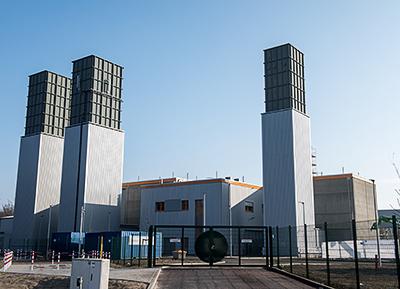 Das neue Testzentrum für Gasturbinen-Brenner in Ludwigsfelde bei Berlin wurde am 19.2.2015 offiziell in Betrieb genommen. Siemens untersucht künftig in der unternehmenseigenen Einrichtung Verbrennungsvorgänge in Gasturbinen. Ziel ist es, die Effizienz der Siemens Gasturbinen weiter zu erhöhen und ihre Flexibilität im Hinblick auf unterschiedliche flüssige und gasförmige Brennstoffe zu optimieren. In den neuen Forschungs- und Entwicklungsstandort hat Siemens insgesamt rund 100 Millionen Euro investiert. The new test center for gas turbine burners in Ludwigsfelde near Berlin, Germany, was officially put into operation on February 19, 2015. At this Siemens-owned facility, the company will be studying the combustion processes in gas turbines. The aim is to make Siemens’ gas turbines even more efficient and optimize their flexibility for handling different liquid and gaseous fuels. Siemens has invested a total of about 100 million euros in this new research and development center.