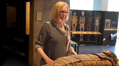 museum-conservator-and-annie-mummy