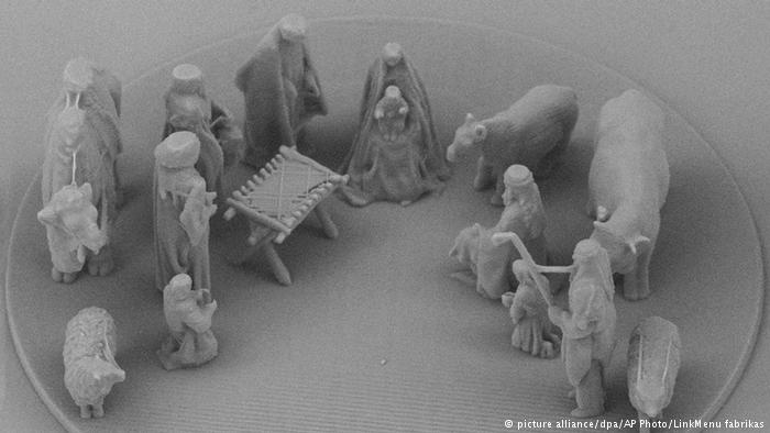 Lithuania 3D Prints the Pope a Nanoscale Nativity Scene