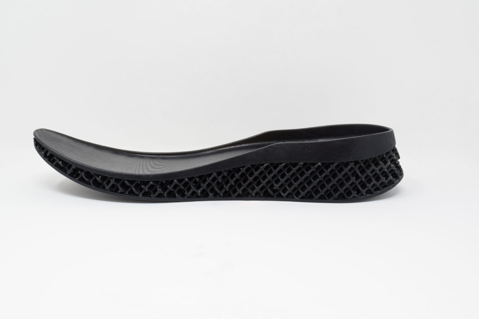  Adaptive3D のエラストマー ETR90 を材料として作成された靴の、黒いミッドソール