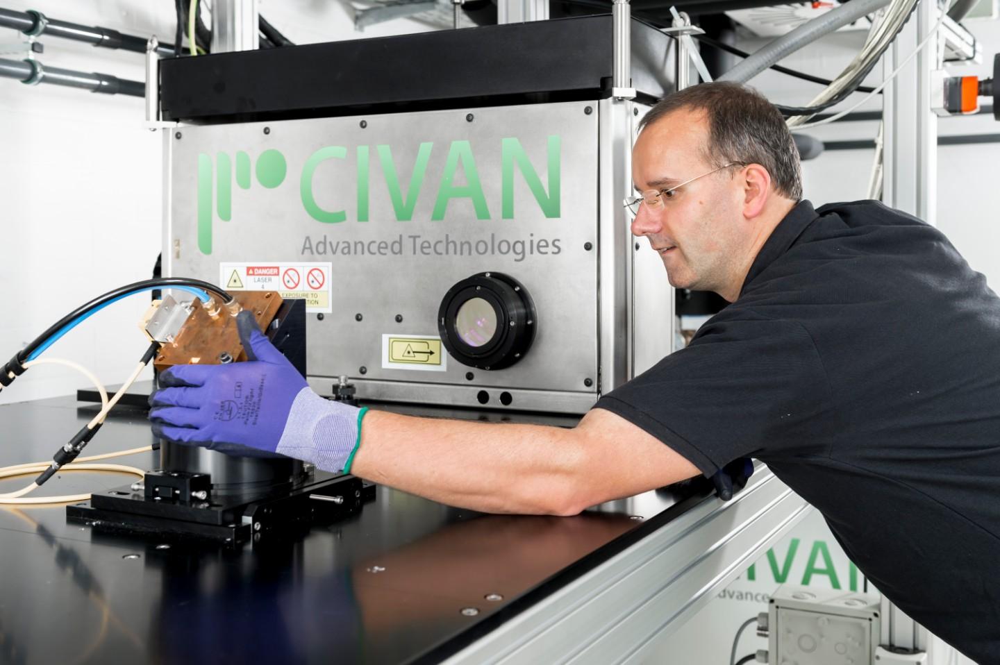 A Fraunhofer IWS researcher setting up the new Civan Dynamic Beam Shaping laser. 