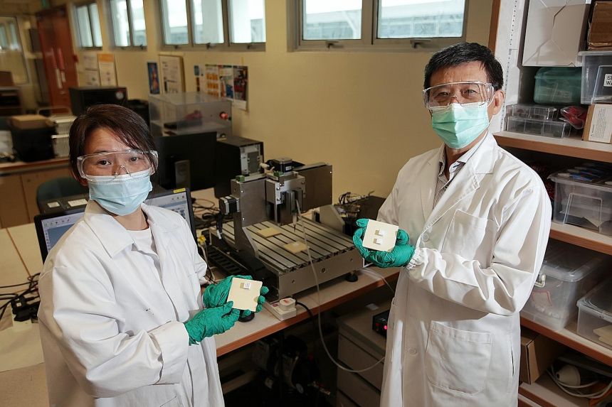 Associate Professor Lu Wen Feng (right), director of the National University of Singapore’s Centre for Additive Manufacturing (AM.NUS), with researcher and principal engineer Chang Soon Yee. They are holding 3D-printed objects made from coral powder. Image courtesy of Gin Tay.
