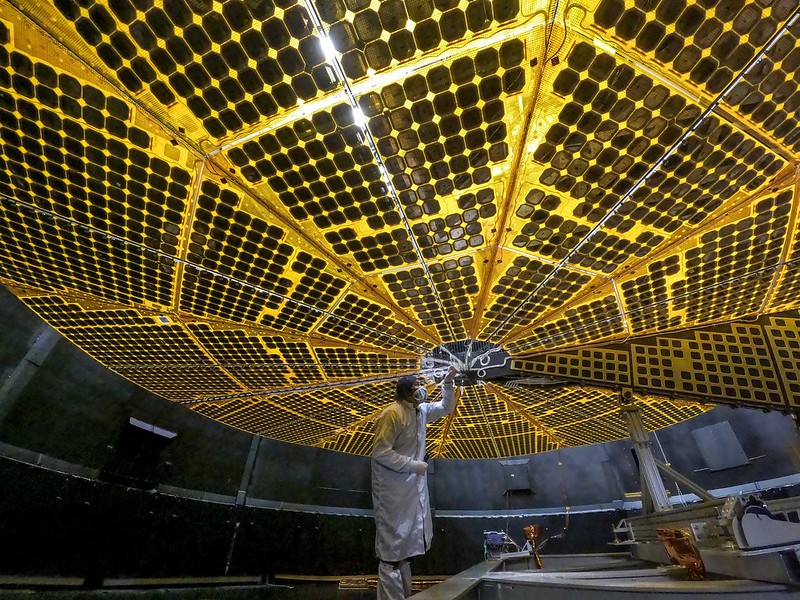 Les panneaux solaires massifs du vaisseau spatial Lucy ont terminé leurs premiers tests de déploiement en janvier 2021 à l'intérieur de la chambre à vide thermique du Lockheed Martin Space à Denver, Colorado. 