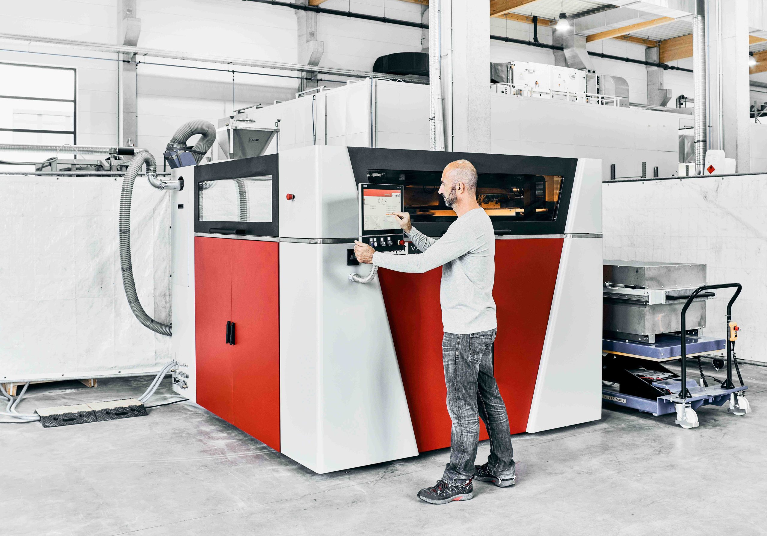 The VX1000 HSS from voxeljet is a high-performance 3D printer for processing polymers