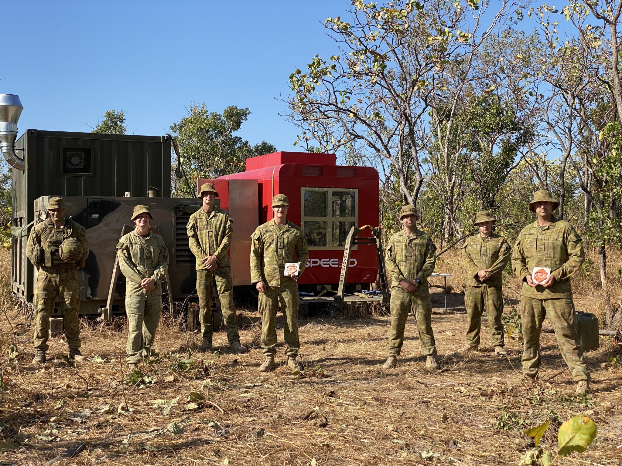 Australian Army Soldiers standing in front of a WarpSPEE3D printer – Mount Bundey trials 2020