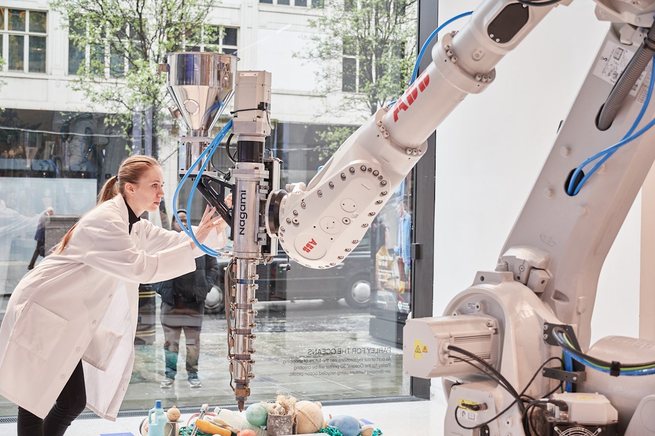 ABB robot 3D prints luxury goods at Selfridges in London.