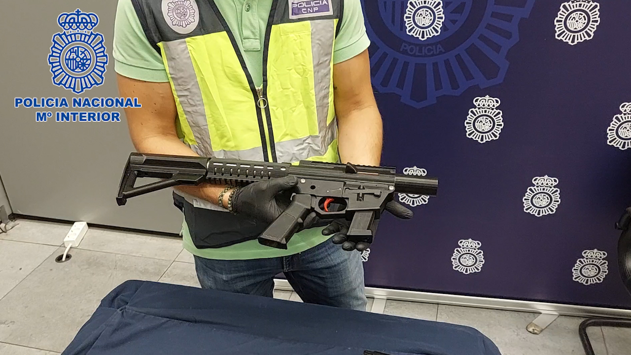 Spanich police officer holds a seized AR9 submachine gun with 3D printed parts. 