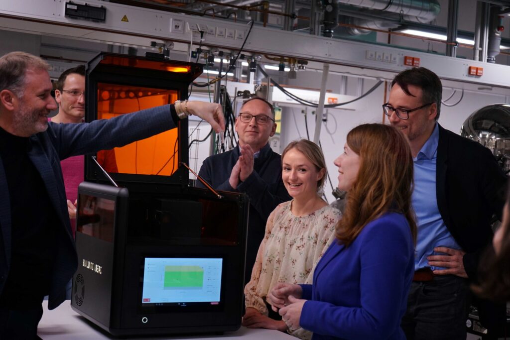 Xolo printer being showcased. From left: Dirk Radzinski, Stefan Hecht (CSO, xolo), Frank Carsten Herzog (HZG Group), Elisabeth Schrey (DeepTech & Climate Fonds), Anna Christmann (Federal Ministry of Economics and Climate Protection), Tobias Faupel (DeepTech & Climate Fonds)