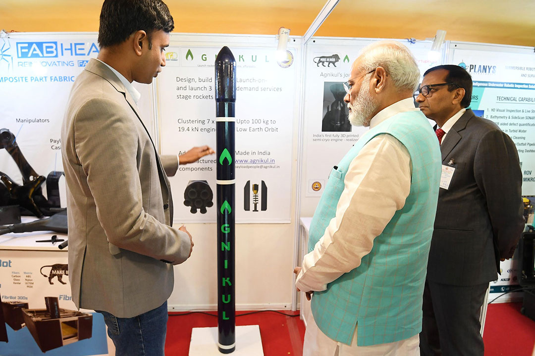 نارندرا مودی، نخست وزیر هند در حال گفتگو در مورد برنامه های آگنیکول برای موشک.